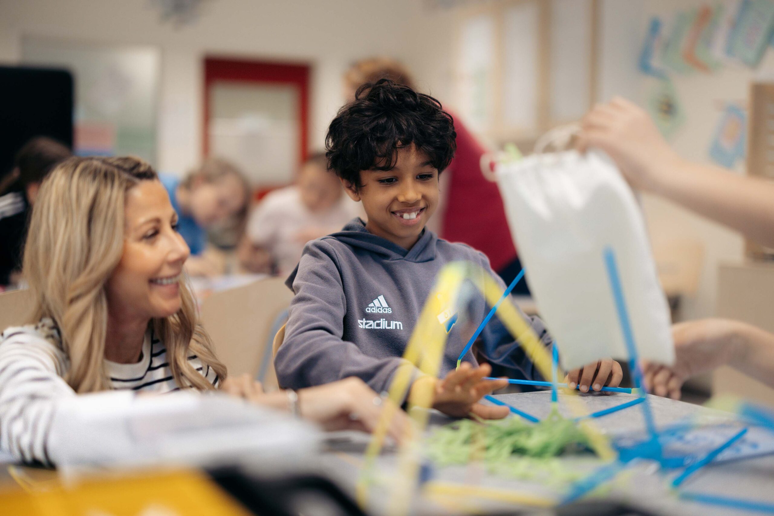 Lärare och elev i klassrum