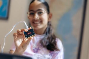 Elev håller upp teknik